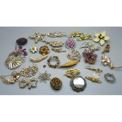 985 - Thirty costume brooches