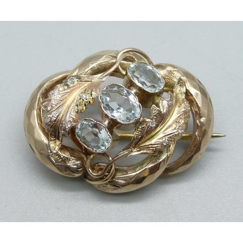 998 - A yellow metal and aquamarine brooch also set with small diamonds, 3.2g