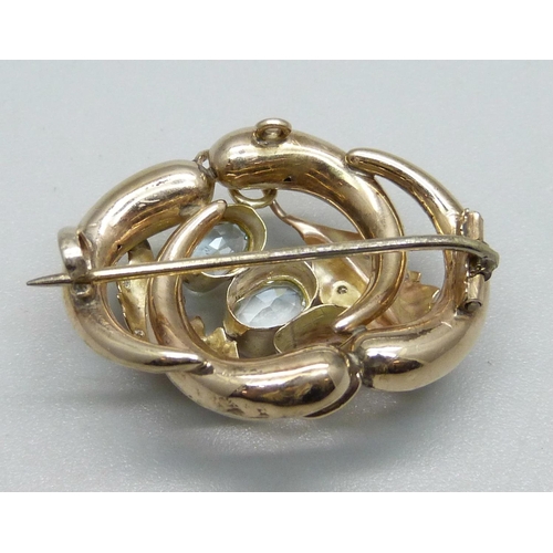 998 - A yellow metal and aquamarine brooch also set with small diamonds, 3.2g