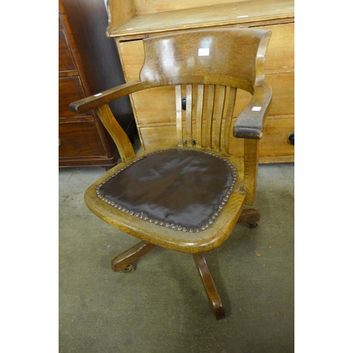 143 - An Edward VII oak revolving desk chair