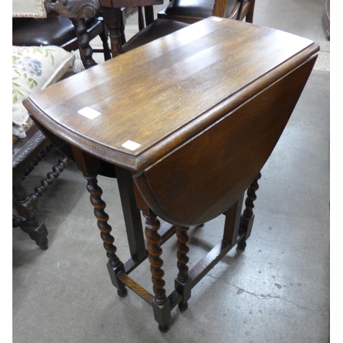 153 - A small oak barleytwist gateleg table