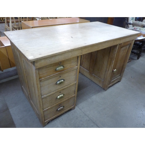 154 - An Edward VII oak pedestal desk