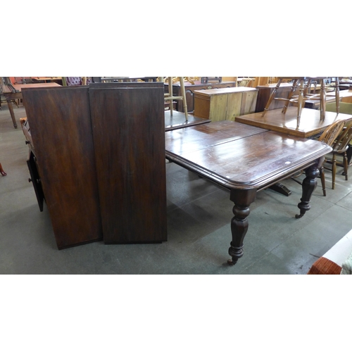 190 - A Victorian mahogany extending dining table