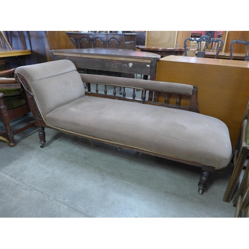 195 - An Edward VII mahogany and fabric upholstered chaise longue