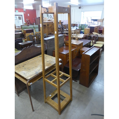 252 - An early 20th Century oak coatstand