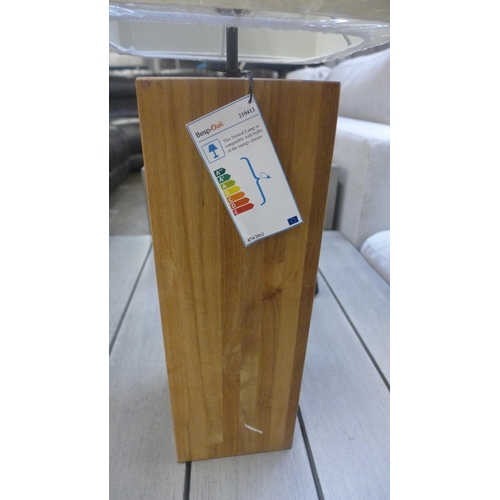 1437 - A wooden block base table lamp