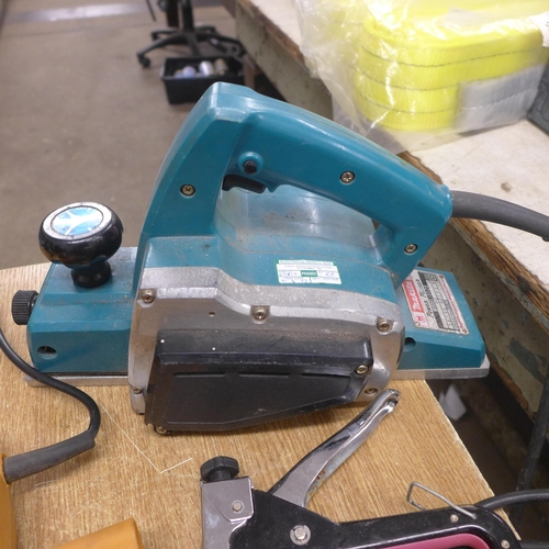 2014 - A pro performance sander CLM900BSK, Makita planner 1125,  Einhell jigsaw BPS 520E, staple gun and a ... 