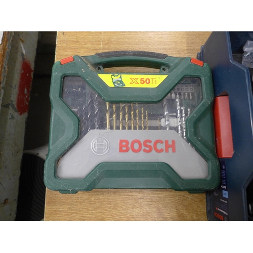 2039 - Bosch battery 18u 3.0Ah Li-on, Bosch handle and Bosch drill bits