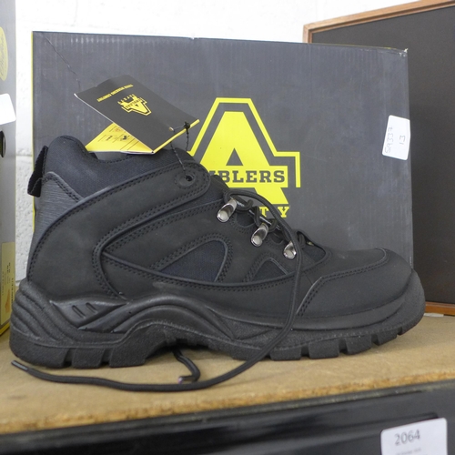 2064 - A pair of Amber Safety steel toe cap safety boots - UK size 8