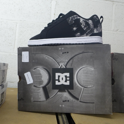 2068 - A pair of DC Shoes trainers - UK size 7.5