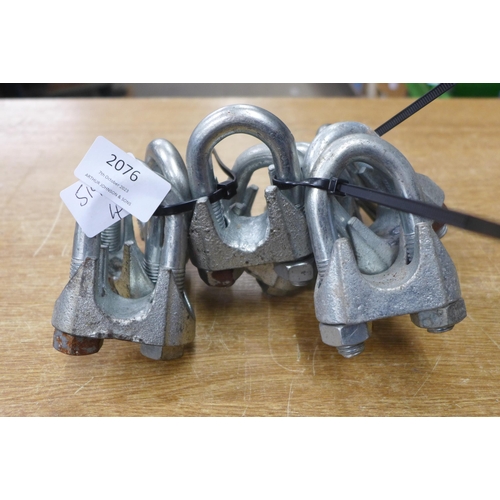 2076 - 10 Large shackles - unused