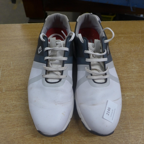 2146 - A pair of Energize golf shoes - UK size 7