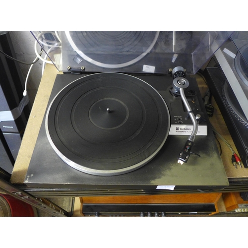 2197 - A Technics turntable (SL-DD33) and a Technics F-G Servo player (SL-20)