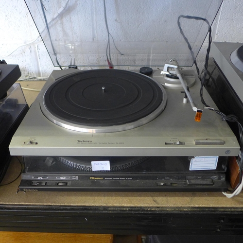 2197 - A Technics turntable (SL-DD33) and a Technics F-G Servo player (SL-20)