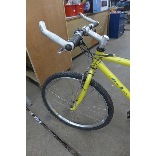 2241 - A yellow Raleigh X-Trail bike