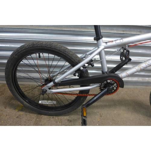 2247 - A Mongoose 20 silver BMX