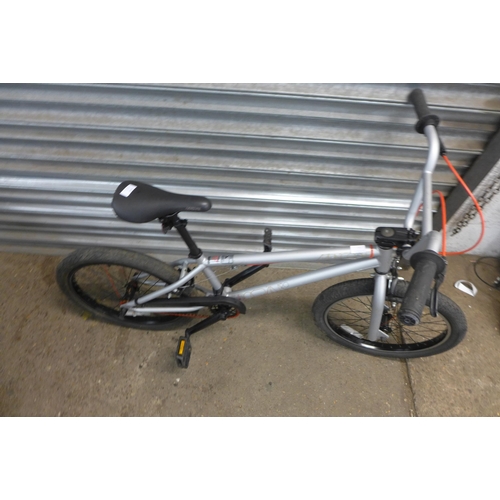 2247 - A Mongoose 20 silver BMX