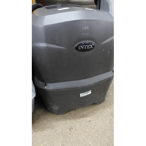 2254 - Intex 6 person hot tub with motor