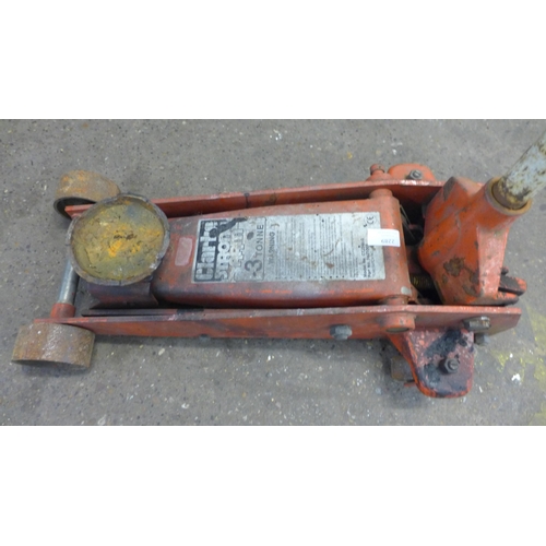 2289 - A 3 ton trolley jack