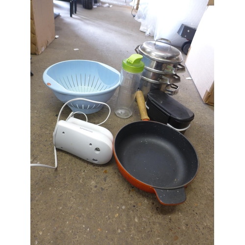 2335 - A box of kitchen ware including streamer, mixer, juicer etc