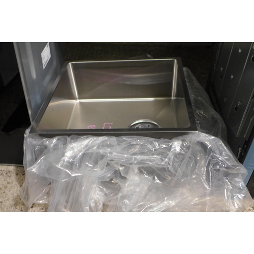 3275 - Two Square Sinks * This lot is subject to VAT