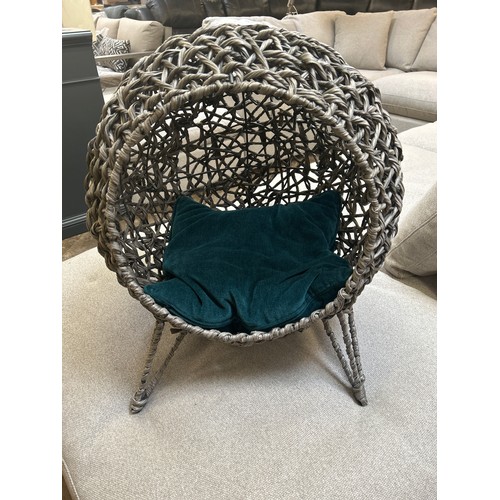 1429 - A wicker effect pet bed