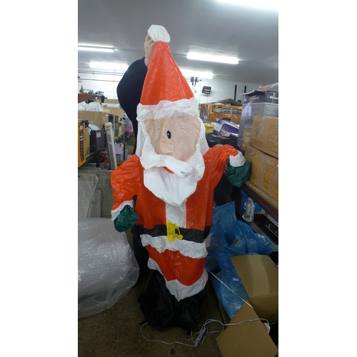 2421 - An inflatable Santa