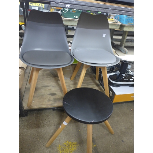 2422 - 2 x Plastic and wood chairs and side table