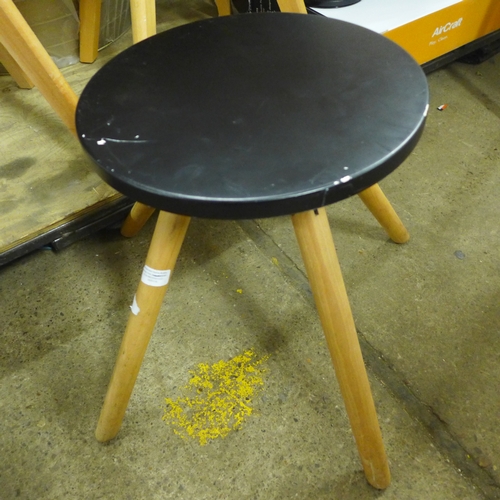 2422 - 2 x Plastic and wood chairs and side table