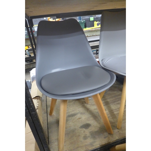 2422 - 2 x Plastic and wood chairs and side table