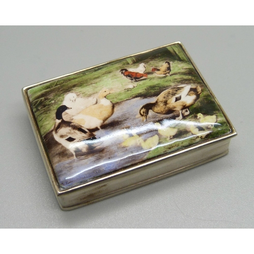 1017 - A 925 silver snuff box with farmyard scene detail, 58g, 56mm wide