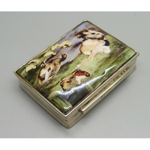 1017 - A 925 silver snuff box with farmyard scene detail, 58g, 56mm wide