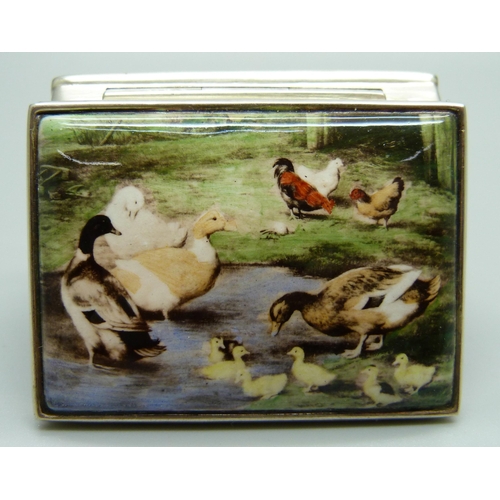 1017 - A 925 silver snuff box with farmyard scene detail, 58g, 56mm wide