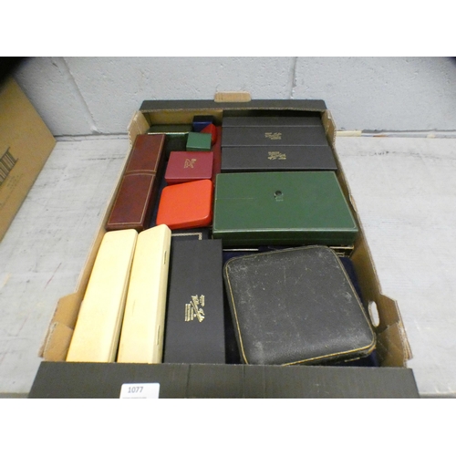 1077 - A box of empty jewellery boxes including some vintage **PLEASE NOTE THIS LOT IS NOT ELIGIBLE FOR POS... 