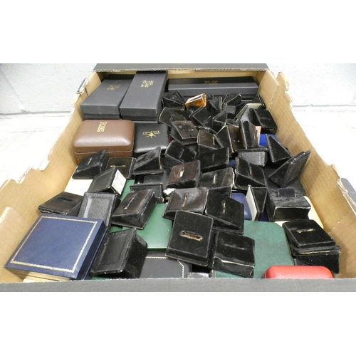 1085 - A box of empty jewellery boxes including some vintage and ring displays **PLEASE NOTE THIS LOT IS NO... 