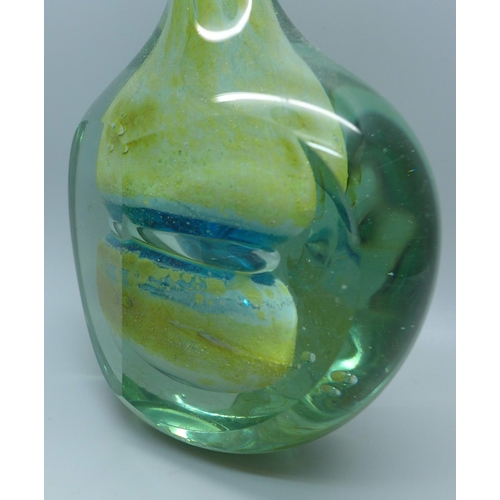 601 - A Michael Harris Mdina Maltese 'cut ice' fish glass vase, 18cm