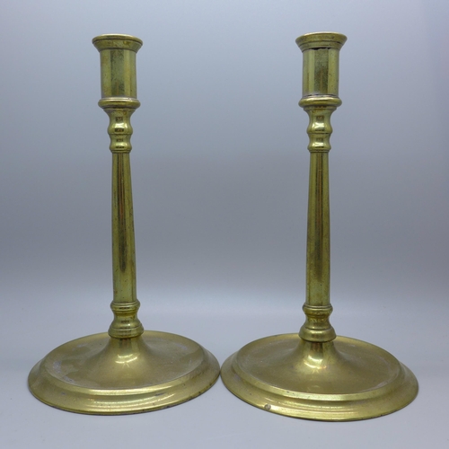 606 - A pair of Regency brass candlesticks, 19cm