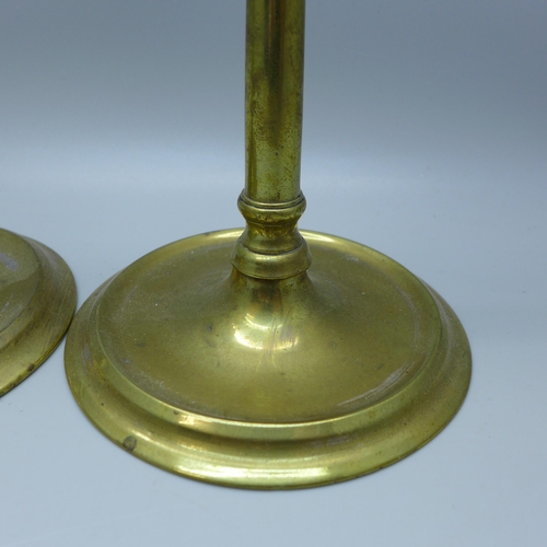 606 - A pair of Regency brass candlesticks, 19cm