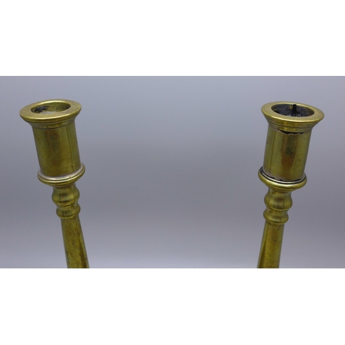 606 - A pair of Regency brass candlesticks, 19cm