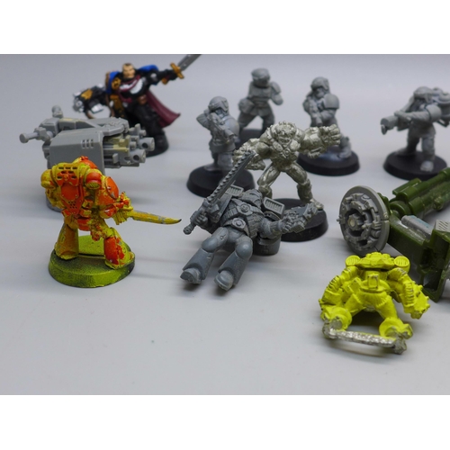 625 - A Games Workshop case and some figures