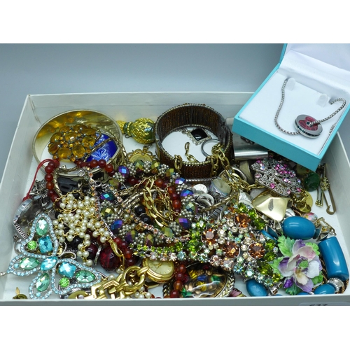 627 - A box of costume jewellery