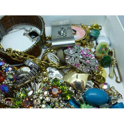 627 - A box of costume jewellery