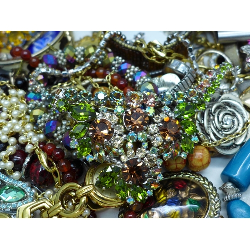 627 - A box of costume jewellery