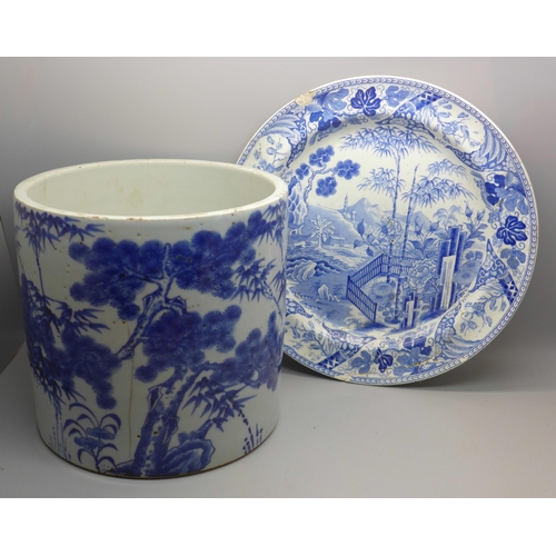 642 - A Chinese blue and white pot and a blue and white plate, both a/f