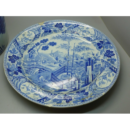 642 - A Chinese blue and white pot and a blue and white plate, both a/f