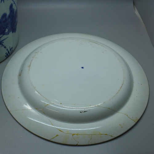 642 - A Chinese blue and white pot and a blue and white plate, both a/f