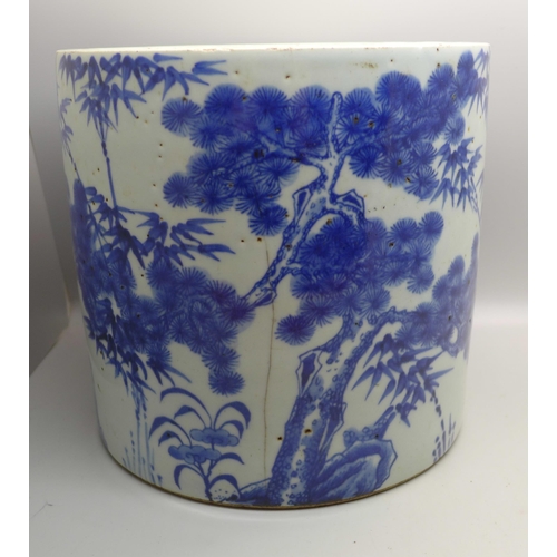 642 - A Chinese blue and white pot and a blue and white plate, both a/f