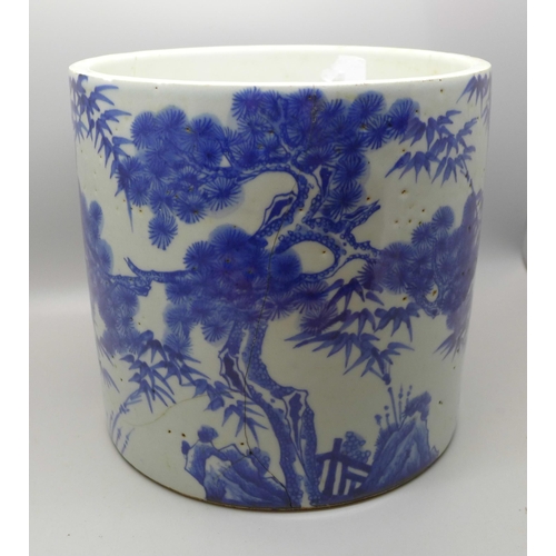 642 - A Chinese blue and white pot and a blue and white plate, both a/f