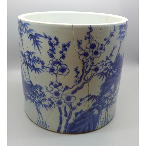 642 - A Chinese blue and white pot and a blue and white plate, both a/f