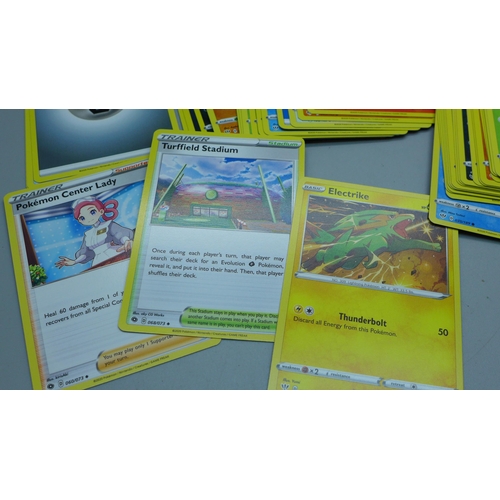 645 - 30 Holo/reverse holo 300 common/uncommon/rare Pokemon cards